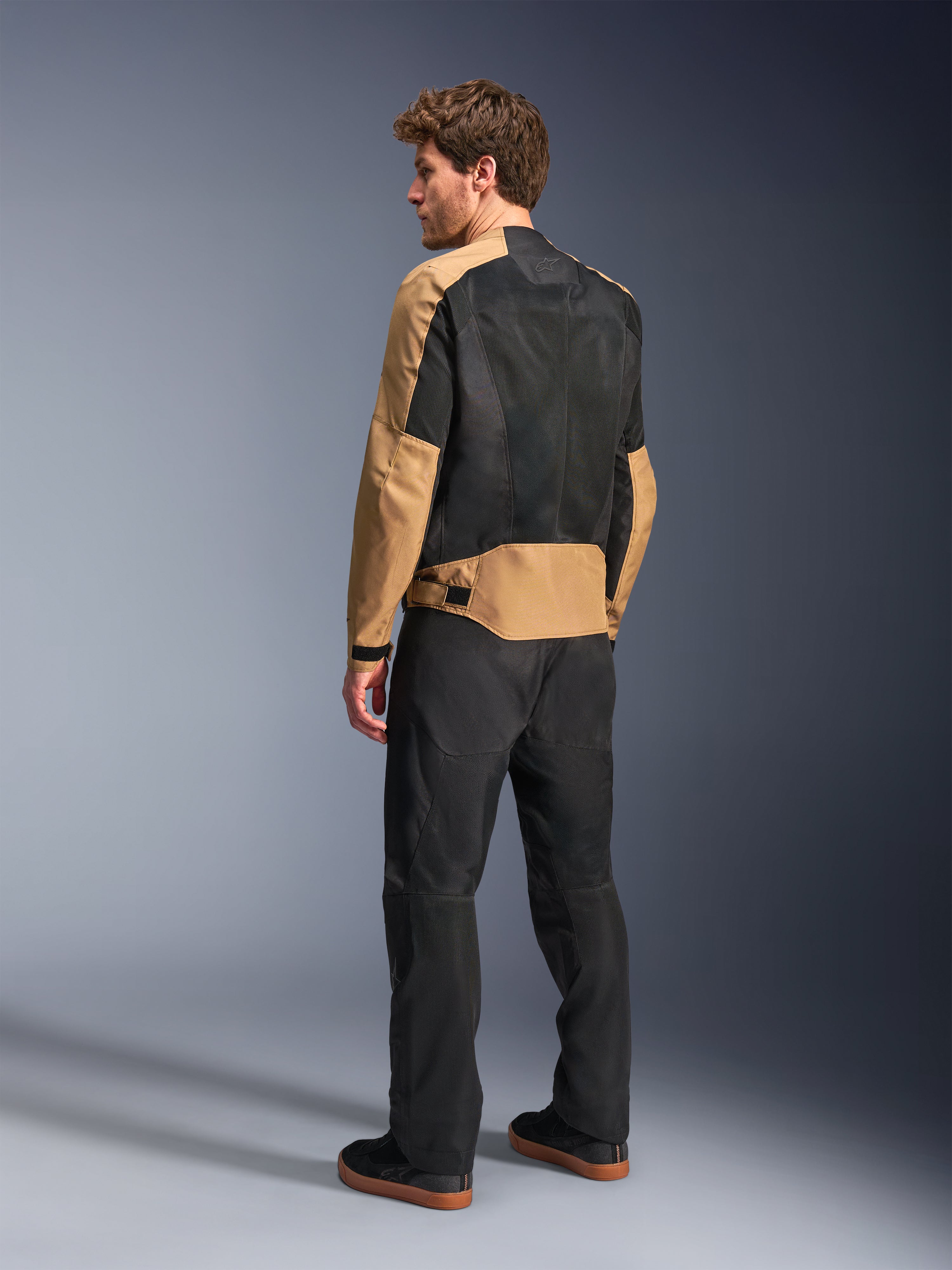 Alpinestars C-1 Air jas, urban motorjas voor heren, zandkleur en zwart, achteraanzicht met tech mesh-panelen voor ventilatie.