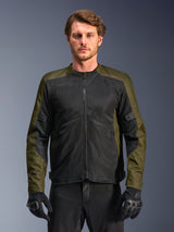 Alpinestars C-1 Air Jacket, Khaki en zwart, motorjas voor heren met grote tech mesh-panelen voor maximale luchtstroom, gedragen door een model met zwarte motorbroek en handschoenen, urban eigentijds design voor woon-werkverkeer.