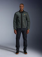 Alpinestars Ignite Air Jas in Urban Gray Black Blue, Harrington-stijl motorjas met overhemdkraag en mesh-constructie, gedragen door een man met donkere denim jeans en zwarte sneakers, urban streetwear voor motorrijders.