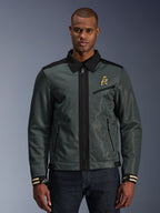 Alpinestars Ignite Air Jacket, urban motorjas, donker bosgroen met zwarte accenten, afgebeeld op model met denim broek, Harrington-stijl overhemdkraag, ritssluiting, logo op de borst en gestreepte manchetten, moderne mesh- en textielconstructie voor zomerse ritten