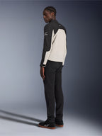 Alpinestars Provoke Jas, stedelijk motorjack, Zwart en Metal Gray, driekwart achteraanzicht op een model, tweekleurige textielconstructie met Alpinestars-logo op de schouder, gedragen met zwarte broek en zwarte sneakers, eigentijdse straatklare bescherming