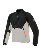 Alpinestars Provoke Jacket, stedelijk motorjack, zwart en metaalgrijs met fluorescerend rode ritsaccenten, voorzien van lasergeperforeerde borstpanelen, ripstop softshell-versterkingen en D-ring bevestiging aan de voorzijde, straatklaar ontwerp voor rijden bij warm weer