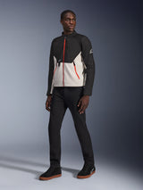 Alpinestars Provoke Jacket in Black Metal Gray, motorjas met kenmerkende rode ritsen aan de voorzijde en op de zakken, gecombineerd met zwarte broek en zwarte high-top sneakers met gumzolen, urban eigentijdse motoruitrusting voor een street-ready look, model draagt de jas