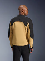 Alpinestars Provoke Jacket, urbane motorjas, zwart en camel, achteraanzicht met tweekleurige constructie, met mesh gevoerd ventilatiepaneel op de rug, klein wit logo op de bovenrug, gedragen met zwarte broek