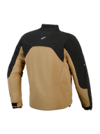 Alpinestars Provoke Jacket, stedelijke motorjas, Zwart en Camel, achteraanzicht met zwart bovenpaneel en wit logo, camel-kleurige softshell body, eigentijds silhouet met reflecterende accenten, ontworpen voor stadsrijders