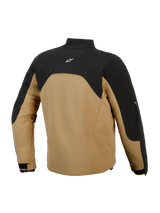 Alpinestars Provoke Jacket, stedelijke motorjas, Zwart en Camel, achteraanzicht met zwart bovenpaneel en wit logo, camel-kleurige softshell body, eigentijds silhouet met reflecterende accenten, ontworpen voor stadsrijders