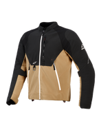 Alpinestars Provoke Jas, stedelijke motorjas, zwart en camel, technische textielconstructie met ripstop-panelen, voorzien van witte ritsaccenten, metalen D-ring aan de voorzijde en Alpinestars-logo's, eigentijds outdoor-geïnspireerd ontwerp