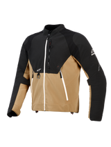 Alpinestars Provoke Jas, stedelijke motorjas, zwart en camel, technische textielconstructie met ripstop-panelen, voorzien van witte ritsaccenten, metalen D-ring aan de voorzijde en Alpinestars-logo's, eigentijds outdoor-geïnspireerd ontwerp