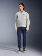 Alpinestars Circal-1 Air Jacket, Metal Gray, urban motorjas met mesh ventilatiepanelen, gedragen door een model met blauwe jeans en grijze motorsneakers, minimalistisch ontwerp voor duurzaam rijden in de stad.