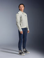 Alpinestars Circal-1 Air Jacket in Metal Gray en Methyl Blue, gedragen door een model met donkerblauwe jeans en grijze sneakers, stedelijke zomer motorjas met grote mesh ventilatiepanelen en een minimalistisch ontwerp.
