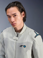 Alpinestars Circal-1 Air Jacket, Metal Gray met Methyl Blue accenten, mannelijk model draagt urban zomer motorjas, close-up van mesh ventilatiepanelen en minimalistische branding op de borst