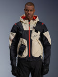Alpinestars Mogress Air-jas, urban motorjas, Almond en zwart met Hot Orange ritsen en capuchonvoering, model met capuchon en praktische zakken, logo op de borst, gedragen met zwarte handschoenen