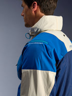 Alpinestars Mogress Air Jas in Blue Almond, zijaanzicht close-up, voorzien van gerecyclede nylon ripstop-stof, schoudercompartiment met ritssluiting voor beschermers, hoge kraag met geïntegreerde capuchon, urban hedendaagse motor-streetwear