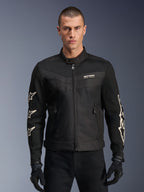 Alpinestars T-Dyno Air Jacket, zwarte textiele motorjas, voorzien van witte ster-graphics op de mouwen en logo op de borst, meshpanelen voor ventilatie, vintage-geïnspireerde biker-pasvorm, gedragen met zwarte handschoenen en broek