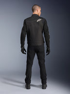 Alpinestars T-Dyno Air Jacket, zwart, achteraanzicht op model, textiel motorjas met 3D-mesh panelen en een wit sterlogo op de schouder, gedragen met zwarte broek en handschoenen, moderne urban motoroutfit