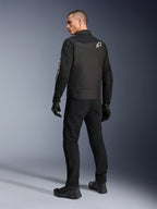 Alpinestars T-Dyno Air Jas, zwart, achteraanzicht van model met een ademende textiele motorjas, met wit Alpinestars-logo op de schouder, gecombineerd met een zwarte broek en handschoenen, urban rijstijl