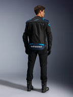 Alpinestars T-Stunt Air Jacket, modulaire textiele motorjas, zwart, donkerblauw en felblauw, achteraanzicht met het opbergvak voor mouwen op de onderrug, witte Alpinestars-branding, gedragen met zwarte broek en laarzen.