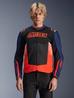 Alpinestars MM93 T-SPS Air V2 Jas, textielen motorjas, marineblauw, zwart en fluorescerend rood, gedragen door een persoon, met opvallende MM93-branding op de borst, mesh-panelen voor ventilatie en een modern design met kleurvlakken
