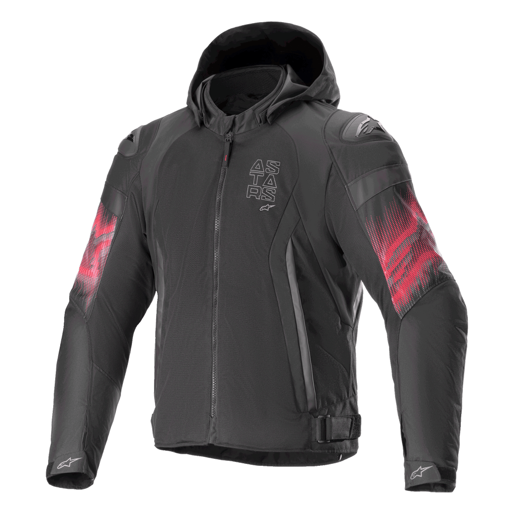 Alpinestars Zaca Air Venom WP Jacket, textiele motorjas, zwart en felrood, rode gradiënt graphics op de mouwen, verticaal ASTARS-logo op de borst, ontwerp met capuchon en mesh-constructie voor ventilatie, sportieve motorkleding