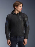 Alpinestars Zaca Air Venom WP jas, zwart en elektrisch blauw, textiel motorjas met afneembare capuchon en 3D mesh-panelen voor ventilatie, voorzien van DFS Lite schouderschuivers en ASTARS-branding op de borst, gedragen door een mannelijk model, sportieve stedelijke motorkleding
