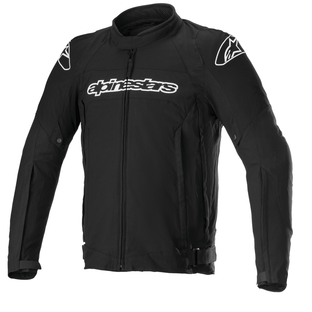 Alpinestars T-GP Force motorjas, zwarte textiele motorjas met witte logo's op de borst en schouders, volledige ritssluiting aan de voorkant, hoge kraag, voorgevormde mouwen, sportieve pasvorm voor weggebruik