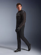 Alpinestars SMX Air Jas in Black Anthracite, gedragen door model met bijpassende zwarte motorbroek, handschoenen en schoenen, studio-opname van het volledige lichaam, sportieve motoruitrusting met tech mesh en schoudersliders