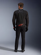 Alpinestars SMX Air Jacket, zwart met felrood logo, achteraanzicht met Tech-Air Ready branding en mesh ventilatiepanelen, gedragen met zwarte broek en handschoenen, hoogwaardige sport- en race-motoruitrusting