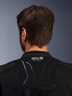 Alpinestars SMX Air Jacket, detail van de nek aan de achterzijde, zwart textiel met wit TECH-AIR READY logo, toont geventileerde mesh-constructie en compatibiliteit met airbagsysteem