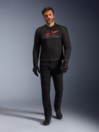 Alpinestars SMX Air Jacket, zwart, felrood en wit, sportieve motorjas gedragen met een zwarte motorbroek en handschoenen, voorzien van technische mesh-panelen en een opvallend rood Alpinestars-logo op de borst, performance street riding outfit