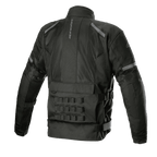 Alpinestars Crosshill Air Waterproof Jacket, zwart, achteraanzicht met grote tech-mesh panelen, verticaal Alpinestars-logo, PALS modulair verbindingssysteem op de onderrug en verstelbare taillebanden, duurzame motor-touringkleding