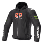 Alpinestars FQ20 Zaca Air Monster motorjas, zwarte textiele motorjas met capuchon, voorzien van rood-witte '20 El Diablo' graphics, groene Monster Energy klauwlogo's, witte ASTARS-branding op de mouwen, DFS Lite schoudersliders, ritssluiting