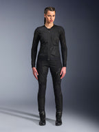 Alpinestars Stella Troop-Air jas, motorjas voor dames, zwart, technische 2D-mesh constructie met een minimalistisch ontwerp, gedragen met een zwarte motorbroek en motorlaarzen, hedendaagse stedelijke motorstijl.