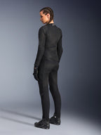 Alpinestars Stella Troop-Air motorjas voor dames, zwart, achteraanzicht, gedragen met bijpassende zwarte motorbroek, handschoenen en laarzen, slim-fit technische mesh-constructie voor rijden in de stad