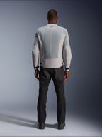 Alpinestars C-1 Air Jacket in Silver, vanaf de achterkant gezien op een mannelijk model, textiele motorjas met grote tech mesh ventilatiepanelen, klein zwart logo in de nek en tailleverstellers, gedragen met een zwarte motorbroek voor een urban contemporary look.