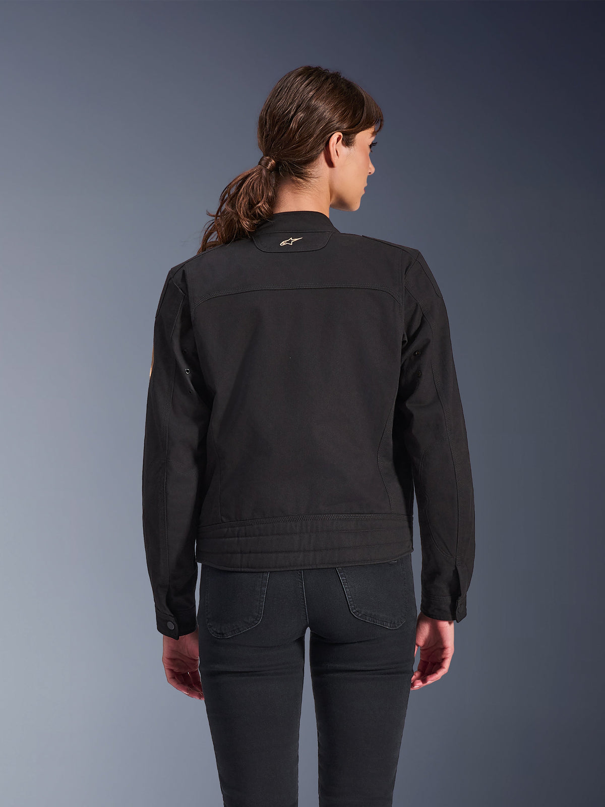 Alpinestars Woman Stella Grace jas, zwart, achteraanzicht, urban motorjas met klassieke werkkleding-esthetiek, textiel polykatoen twill constructie, gecombineerd met een zwarte jeans