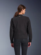 Alpinestars Woman Stella Grace jas, zwart, achteraanzicht, urban motorjas met klassieke werkkleding-esthetiek, textiel polykatoen twill constructie, gecombineerd met een zwarte jeans