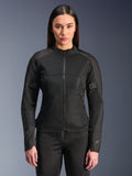 Alpinestars Stella C-1 Air Jacket, dames motorjas, zwart, model draagt een strakke jas met ritssluiting en tech mesh-panelen, slim fit ontwerp met subtiele reflecterende logo's op de schouder en mouwmanchet