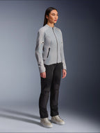 Vrouw draagt de Alpinestars Stella C-1 Air Jas in Silver, lichtgewicht motorjas van textiel en mesh, gecombineerd met een zwarte motorbroek en casual sneakers, strakke urban rij-esthetiek.