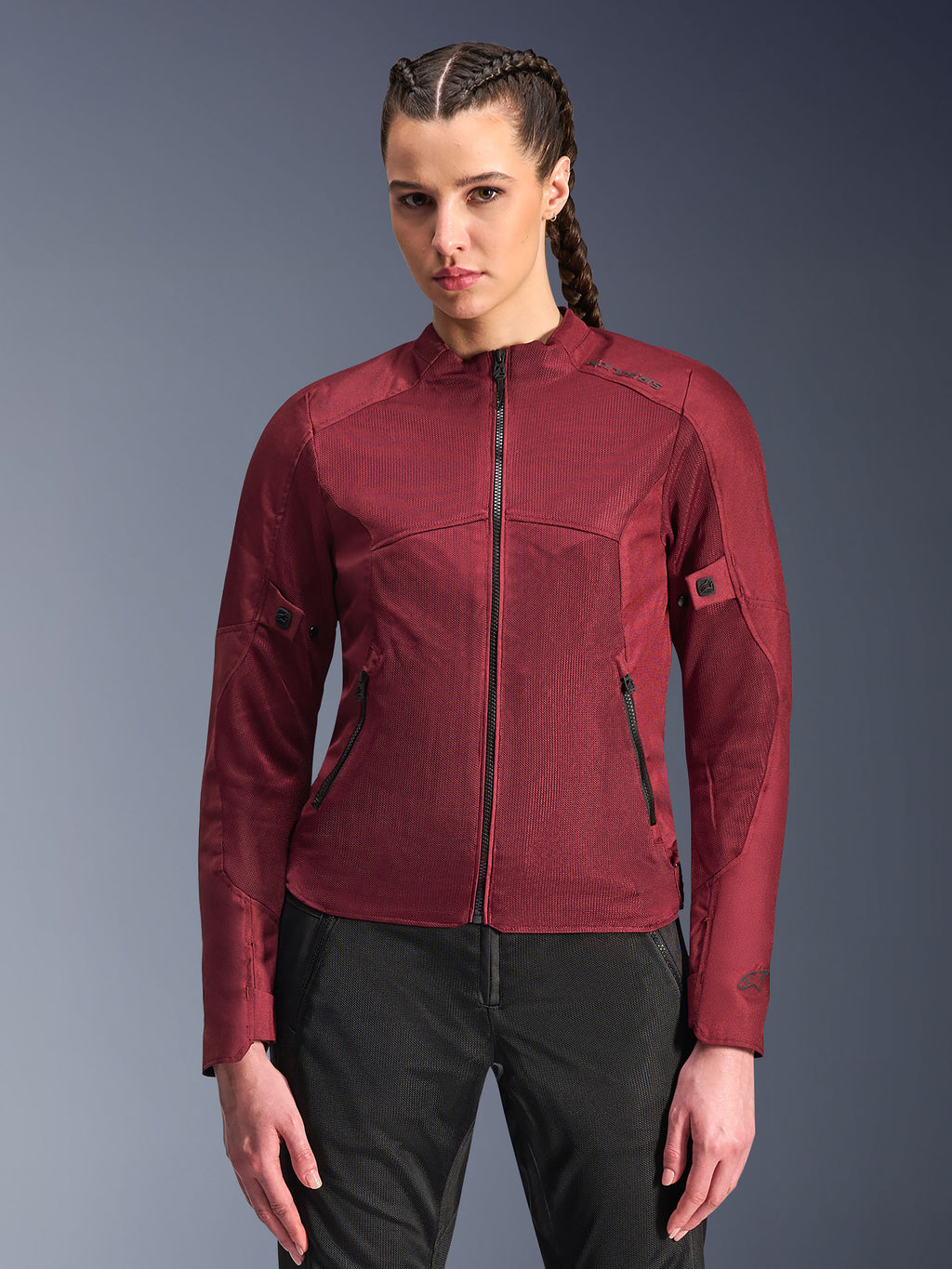 Alpinestars Stella C-1 Air Jacket, dames motorjas, bordeauxrood, mesh panelen voor optimale ventilatie, ritssluiting en zakken met rits, getailleerd sportief ontwerp, gedragen door een model met een zwarte motorbroek