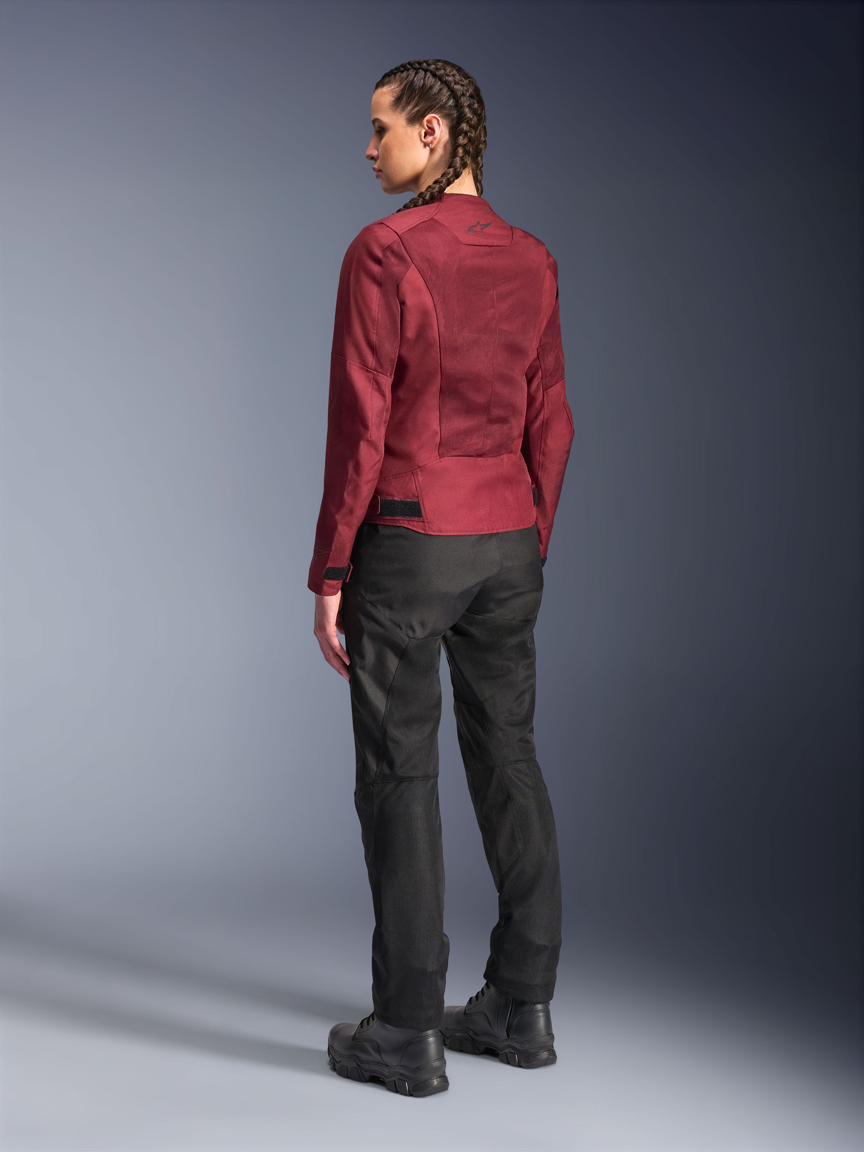 Alpinestars Stella C-1 Air damesmotorjas, bordeauxrood, achteraanzicht met mesh-panelen en verfijnde details, gedragen met zwarte motorbroek en laarzen, urban contemporary motorkleding