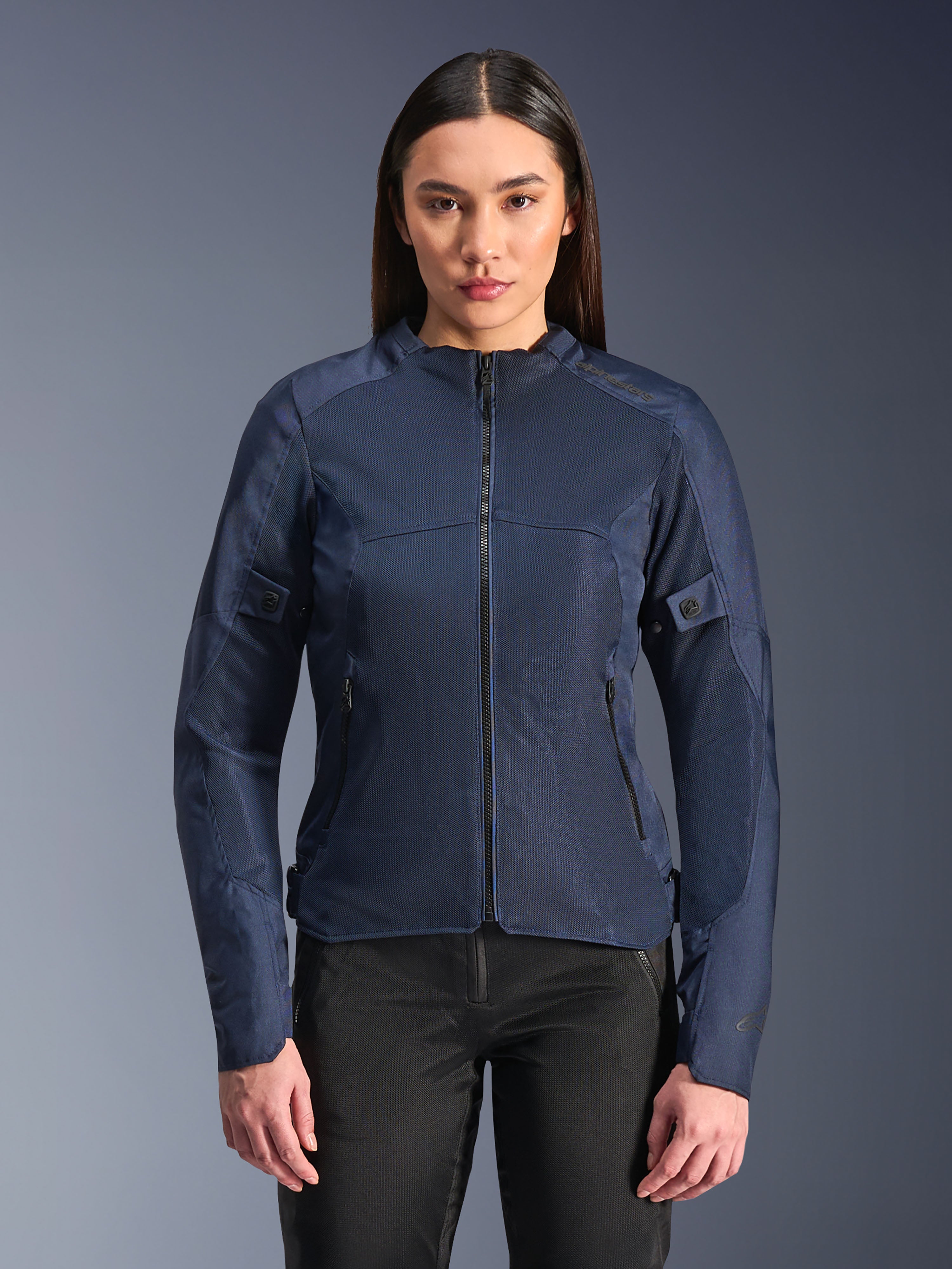 Alpinestars Stella C-1 Air Jacket in blauw, dames motorjas, gedragen met zwarte motorbroek, voorzien van grote mesh-panelen voor luchtstroom, voor- en zijzakken met rits, strak modern ontwerp