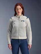 Alpinestars Stella Circal-1 Air Jacket, dames motorjas, Metal Gray met Methyl Blue accenten, mesh ventilatiepanelen, ritssluiting aan de voorzijde met opstaande kraag, gedragen door model op een donkerblauwe jeans
