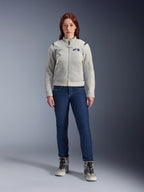 Alpinestars Stella CIRCAL-1 Air jas, dames motorjas, Metal Gray en Methyl Blue, gedragen met donkerblauwe jeans en grijze motorlaarzen, voorzien van mesh-panelen voor ventilatie en een modern stedelijk ontwerp