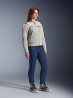 Vrouw die de Alpinestars Stella Circal-1 Air Jacket in Metal Gray en Methyl Blue draagt, gecombineerd met een blauwe jeans en casual motorschoenen, waarbij de mesh-panelen en het minimalistische stedelijke ontwerp van de jas worden getoond.