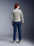 Alpinestars Stella Circal-1 Air damesmotorjas in Metal Gray en Methyl Blue, achteraanzicht, voorzien van grote mesh airflow-panelen op de rug en mouwen, gedragen met een donkerblauwe denim jeans en grijze motorschoenen voor een moderne urban motorlook.