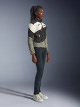 Alpinestars Stella Moshell jas, urban motorjas voor dames, grijs, zwart en gebroken wit met roze accenten, volledig aanzicht van vrouwelijk model met donkere broek en sneakers, eigentijds streetwear-geïnspireerd ontwerp voor stadsritten