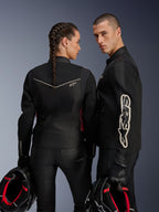 Alpinestars T-Dyno Air jassen, zwarte textiele motorjassen voor heren en dames, voorzien van 3D-mesh panelen voor luchtstroom en witte logo's, gedragen door modellen met bijpassende rijuitrusting en helmen, op erfgoed geïnspireerde biker-pasvorm voor street en urban ritten