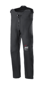 Alpinestars AMT Storm Gear Drystar XF broek, zwarte touring motorbroek, waterdicht en ademend, ritssluiting aan de voorzijde, verstelbare taille met hoger gesneden achterkant, duurzame constructie met rood en wit AMT-logo
