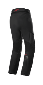 Alpinestars AMT 7 Air Pants, Adventure Touring motorbroek, Black Dark Shadow, achteraanzicht met rood Alpinestars-logo op de tailleband, voorzien van MATRYX-ventilatiepanelen en stretchzones voor luchtstroom en comfort.