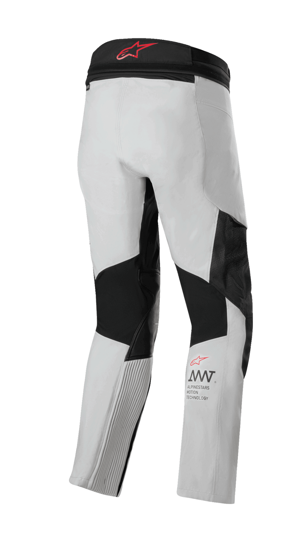 Alpinestars AMT 7 Air broek, motorbroek, Tan en Dark Shadow, achteraanzicht met zwarte stretchpanelen en ventilatie-inzetstukken, rood logo op de tailleband en AMT-branding op het onderbeen, technische adventure touring-uitrusting